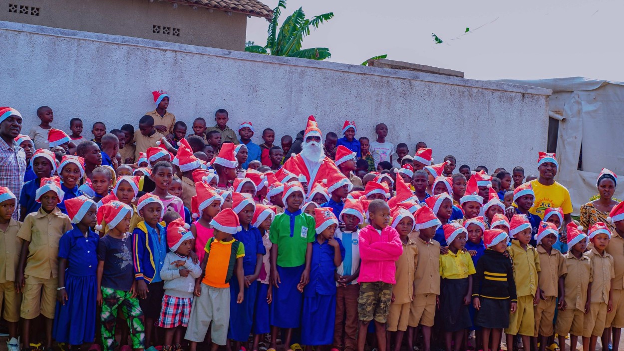 santa claus steals the show as hope of family spreads christmas joy to over 400 children